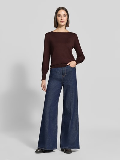 Frauenmodel trägt Regular Fit Pullover aus Viskose-Mix von zero in Strick-Optik, U-Boot-Ausschnitt, elastische Abschlüsse, Ganzkörperansicht von vorne.
