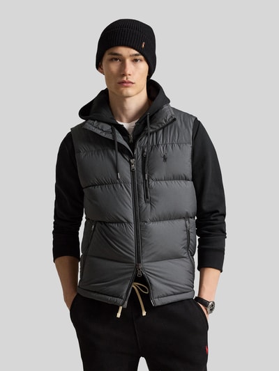 Männermodel trägt Regular Fit Weste mit Logo-Stitching von Polo Ralph Lauren in Dunkelgrau mit glatter Steppoptik, Ganzkörperansicht von vorne. Herren Weste von Polo Ralph Lauren.