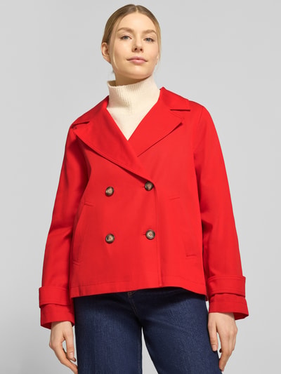 Kobiece model nosi kurtkę 'Jacke aus Lyocell-Mix' od MORE z mieszanki lyocellu i bawełny, luźny krój, kołnierz z połami, listwa guzikowa 2-rzędowa, patki przy mankietach, wpuszczane kieszenie, długość tyłu w rozmiarze 36: 61 cm, szerokość ramion w rozmiarze 36: 37 cm, szerokość w rozmiarze 36: 49 cm, długość rękawów w rozmiarze 36: 60 cm, widok całego przodu.