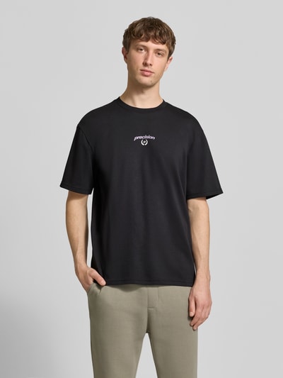 Männermodel trägt Regular Fit T-Shirt aus Baumwoll-Mix Modell 'CASPIAN' von Only & Sons, Optik: Unifarben, Schriftzug, Rundhals, Kurzarm, Ganzkörperansicht von vorne.