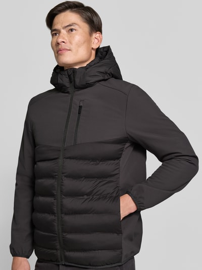 Männermodel trägt schwarze Regular Fit Steppjacke mit abnehmbarer Kapuze von Tom Tailor Denim, Herren Daunenjacke, Nahaufnahme Oberkörper.