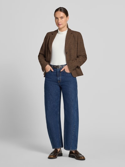Kobiece modelka nosi żakiet 'Blazer mit Reverskragen und Pattentaschen' od White Label, mieszanka materiałów z dodatkiem wełny lana, taliowany krój, kołnierz z połami, listwa guzikowa, kieszenie z patką, długość tyłu w rozmiarze 36: 57 cm, szerokość w rozmiarze 36: 45 cm, długość rękawów w rozmiarze 36: 63 cm, brązowy wzór, granatowe dżinsy, jasna gładka bluzka, całkowity widok z przodu.