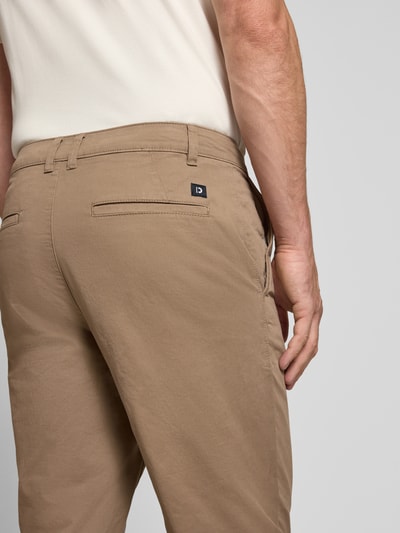 Männermodel trägt Relaxed Fit Chino aus Baumwoll-Mix von Tom Tailor Denim in Beige, glatte Textur, Herren Chino, Nahaufnahme Rückansicht.