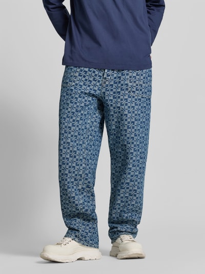 Männermodel trägt Relaxed Fit Jeans aus reiner Baumwolle von KENZO, blaues Muster, 5-Pocket-Design, Ganzkörperansicht von vorne.