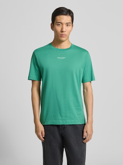 Männermodel trägt Regular Fit T-Shirt aus reiner Baumwolle von Marc O'Polo, Optik: Unifarben, Label-Print, Rundhals, Kurzarm, Jersey, Ganzkörperansicht von vorne.