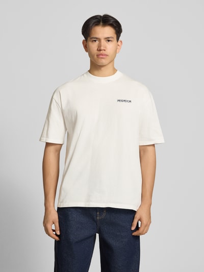 Männermodel trägt Oversized Herren T-Shirt mit Label-Stitching Modell 'Ravello' von Pegador in Weiß, Reine Baumwolle, Ganzkörperansicht von vorne.