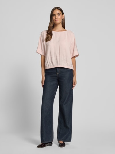 Vrouwenmodel draagt lichtroze Blusenshirt aus Modal-Mix Modell 'Seira' van OPUS, regular fit, ronde hals, ruglengte maat 36: 48 cm, mouwlengte maat 36: 25 cm, effen kleur, zachte textuur. Volledig lichaamsbeeld van voren.