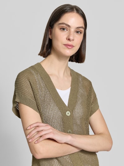 Frauenmodel trägt Cardigan aus Viskose-Mix mit V-Ausschnitt von Fynch-Hatton, Grobstrick, Gerader-Schnitt, Knopfleiste, Nahaufnahme Oberkörper.