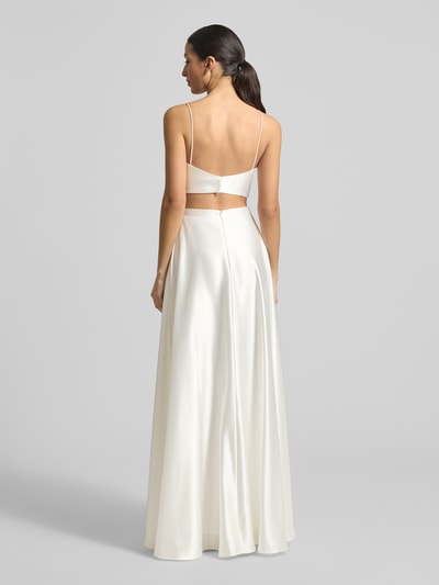 Frauenmodel trägt Maxirock aus Satin mit Reißverschluss von Luxuar in Creme, A-Linie, glatte Textur, rückseitiger Reißverschluss, Ganzkörperansicht Rückansicht.