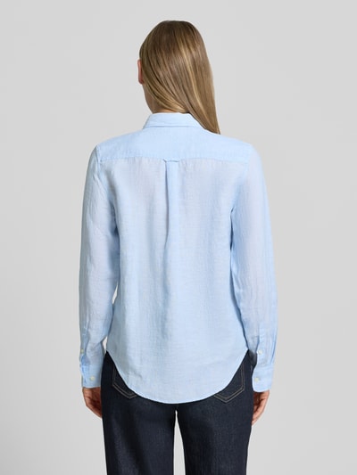 Modelka nosi Regular Fit Leinenbluse mit Label-Stitching von Gant z lnu, krój regular fit, kołnierzyk koszulowy, listwa guzikowa, wyhaftowane logo, długość tyłu w rozmiarze 36: 66 cm, długość rękawów w rozmiarze 36: 60 cm, jasnoniebieska, widok całej sylwetki z tyłu.