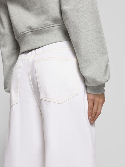 Kobiece modelka nosi Barrel Jeans mit Eingrifftaschen od Jake*s Casual w kolorze białym, gładka tekstura, widok z tyłu, detal.