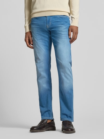 Männermodel trägt Regular Fit Jeans aus Baumwoll-Mix von MAC in hellem Blau, 5-Pocket-Design, Kontrastnähte, Nahaufnahme Oberkörper.