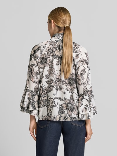 Vrouwenmodel draagt Regular Fit Blouse met Sierstrik van monari, all-over bloemenmotief, 3/4-mouw, ruglengte maat 36: 61 cm, mouwlengte 50 cm, van achteren volledig zichtbaar