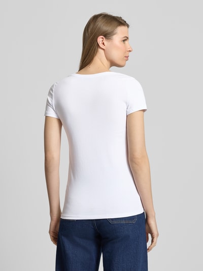 Männermodel trägt T-Shirt mit Motiv-Print und Pailletten von More & More, mieszanka bawełny i elastanu, krój regular fit, okrągły dekolt, długość tyłu w rozmiarze 36: 60 cm, gładka biel, całkowity widok z tyłu.