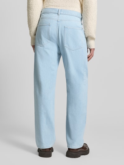 Männermodel trägt Jeans mit 5-Pocket-Design von Review, Gerader-Schnitt, hellblaue Farbe, Bundweite 43 cm, Innenbeinlänge 78 cm, Ganzkörperansicht Rückansicht.