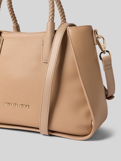 Produktfoto, beige Handtasche mit Label-Detail Modell 'ERIS' von VALENTINO BAGS, metallic Logo, Zopfmuster-Trageriemen, strukturierte Oberfläche, goldfarbene Metallteile, feines Kunstleder, abnehmbarer Schulterriemen, detailreiche Seitenansicht