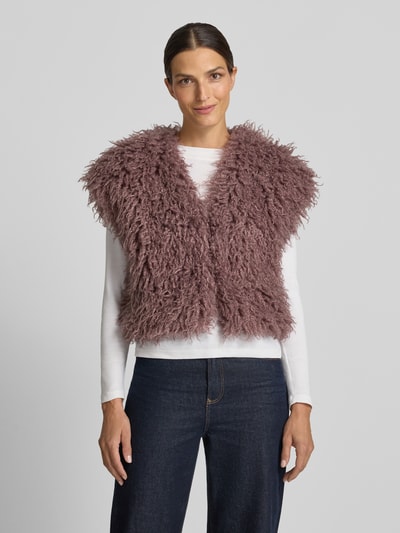 Vrouwenmodel draagt Cropped bodywarmer uit imitatiebont Model 'GILET' van Liu Jo White, kort fit, V-hals, bruin, voorkant, Ganzkörperansicht von vorne. Ruglengte maat 36: 47 cm, Schouderbreedte maat 36: 54 cm, Borstwijdte maat 36: 50 cm.