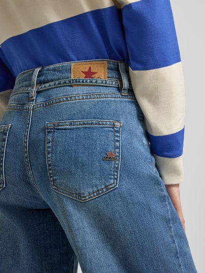 Frauenmodel trägt Wide Leg Jeans mit Bindegürtel von Buena Vista in Blau, Baumwoll-Mix mit Stretch, Detailaufnahme Rückansicht.