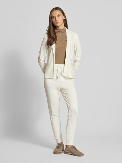 Kobiece modelka nosi Regular Fit Sweatpants aus Viskose-Mix Modell 'POPTRASH LIFE' von ONLY, jednokolorowy, krój regular fit, szlufki na pasek, zakładka w pasie, tunel, ściągacz, wpuszczane kieszenie boczne, imitacja kieszeni z tyłu, mieszanka wiskozy, całkowity widok z przodu.