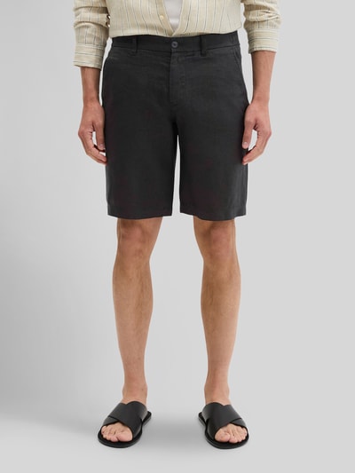 Männermodel trägt Regular Fit Shorts aus reinem Leinen Modell 'RESO JOGGER' von Marc O'Polo, unifarben, Ganzkörperansicht von vorne.