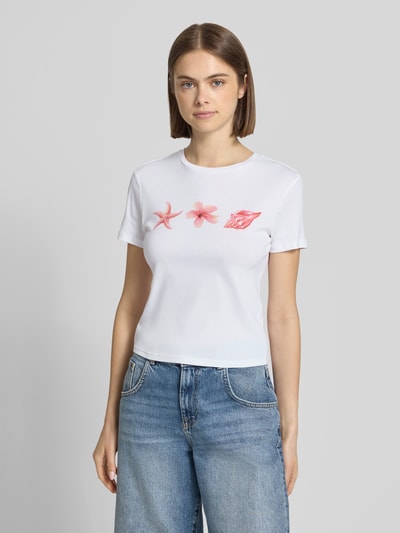 Frauenmodel trägt Regular Fit T-Shirt aus reiner Bio-Baumwolle Modell 'PRINCESS' von Only, weiß, unifarben, Foto-Print, Ganzkörperansicht von vorne.