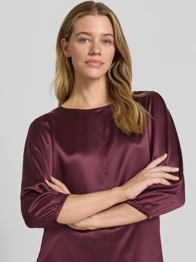 Vrouwenmodel draagt Blusenshirt uit zijde met 3/4-mouw van Marc Cain in bordeaux, regular fit, ronde hals, ruglengte maat 36: 60 cm, mouwlengte maat 36: 49 cm, detailopname bovenlichaam