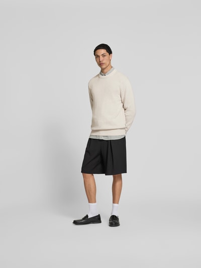 Männermodel trägt Pullover in Strick-Optik von ANNARR, Reine Baumwolle, Relaxed-Fit, Rundhalsausschnitt, Elastische Abschlüsse, Rückenlänge 72 cm, Ganzkörperansicht von vorne.