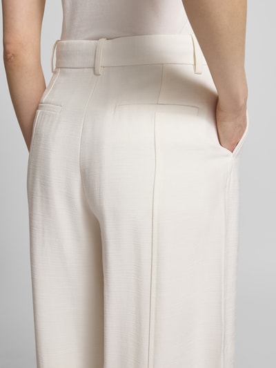 Frauenmodel trägt Wide Leg Anzughose aus Viskose-Mix von Calvin Klein Womenswear in Optik: Unifarben, Strukturiert, Strukturmuster, seitliche Eingrifftaschen, Paspeltaschen, Nahaufnahme Rückansicht.