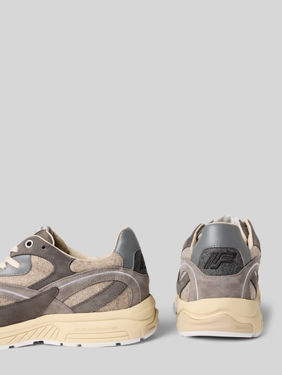 Produktfoto, Sneaker aus Leder-Textil-Mix Modell 'De Rezer' von Floris van Bommel in Beige und Grau mit Schnürung und Label-Details, abgerundete Spitze, sichtbare Sohle, neutrale Hintergrundfarbe, Absatzhöhe 4 cm, Schafthöhe 8 cm, Schaftweite 9 cm, Herren Sneaker.
