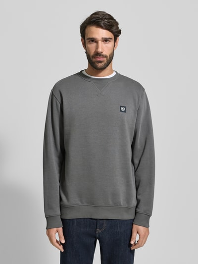 Męski model nosi Bluza z okrągłym dekoltem i naszywką z logo od Lerros, mieszanka bawełny, krój relaxed fit, przód, Ganzkörperansicht von vorne.