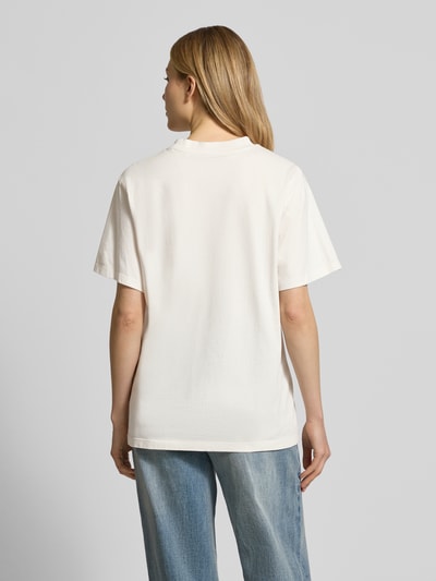 Vrouwenmodel draagt Regular fit T-shirt uit zuivere katoen model 'VINTAGE TEE_22' van HUGO, effen, label print, ronde hals, korte mouw, jersey, detailopname rugaanzicht.