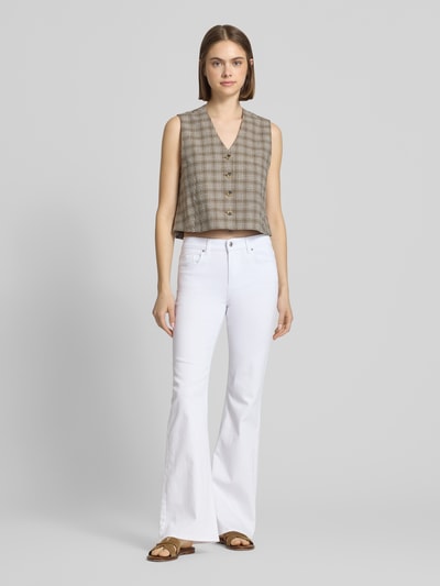 Frauenmodel trägt Regular Fit Bootcut Jeans aus Baumwoll-Mix Modell 'BLUSH' von Only, Optik: Unifarben, Passform: Flared, Denim, 5-Pocket-Design, Ganzkörperansicht von vorne.
