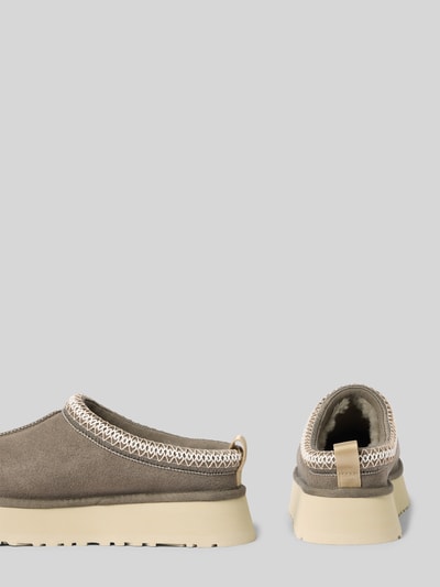 Produktfoto, buty wsuwane model 'Tazz II' od UGG w odcieniu beżowym, zaokrąglony kształt, detal z logo, profilowana podeszwa na platformie, wysokość obcasa 5 cm, wysokość cholewki 4 cm, szerokość w rozmiarze 40: 14 cm, tekstura zamszowa