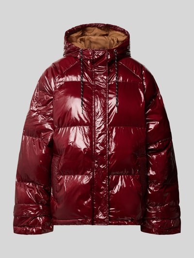 Produktfoto, glänzend bordeauxrote Regular Fit Stepp-Jacke Modell 'Shelby' von LOLLYS LAUNDRY mit Kapuze und Tunnelzug auf grauem Hintergrund, Damen Stepp-Jacke Details integriert