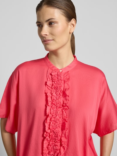 Frauenmodel trägt Relaxed Fit Bluse mit Rüschen Modell 'DAISY' von 0039 Italy, reine Baumwolle, Rundhalsausschnitt, Nahaufnahme Oberkörper.