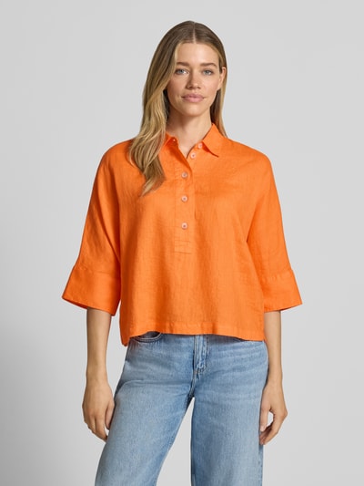 Vrouwenmodel draagt Regular Fit linnen blouse met 3/4-mouw van Emily Van den Bergh in fel oranje met overhemdkraag en knoopsluiting, ruglengte maat 36: 56 cm, mouwlengte maat 36: 53 cm, puur linnen, dames, vooraanzicht bovenlichaam