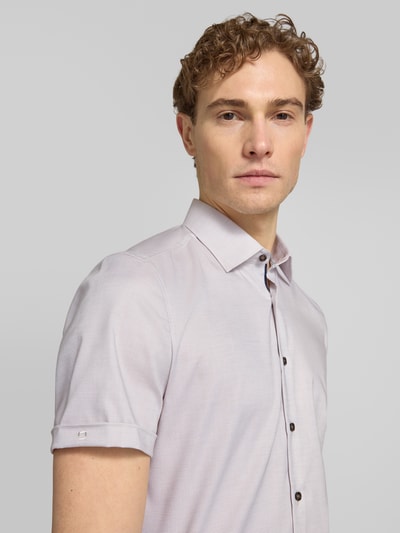 Männermodel trägt Slim Fit Business-Hemd mit Kentkragen von OLYMP Level Five in Hellgrau, Baumwoll-Elasthan-Mix, Nahaufnahme Oberkörper.
