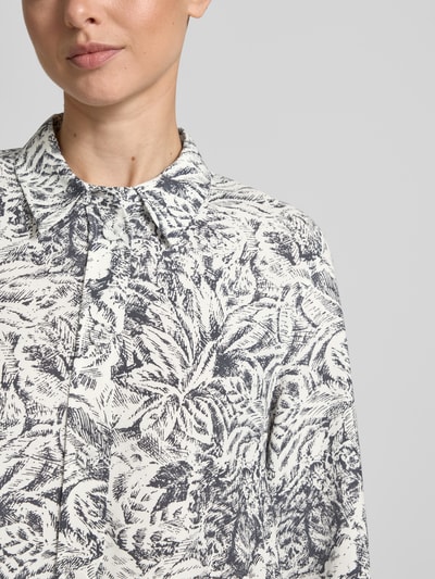 Kobieta nosi Regular Fit Langarmbluse aus Lyocell im Allover-Look von Windsor, biało-czarna, lekka tekstura, kołnierzyk koszulowy, rozpinana, długie rękawy, krój regular fit, czysty lyocell, długość tyłu w rozmiarze 36: 60 cm, szerokość w rozmiarze 36: 47 cm, długość rękawa w rozmiarze 36: 52 cm, zbliżenie na górną część tułowia
