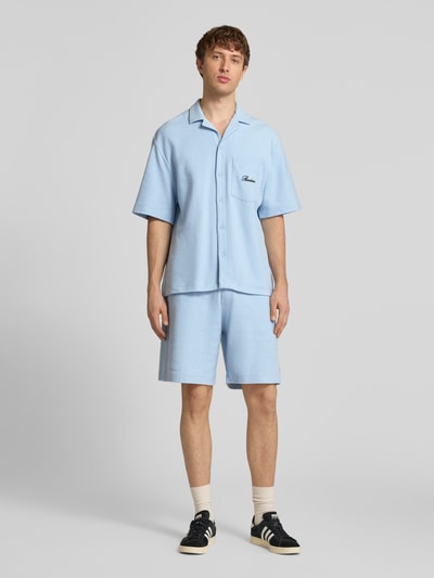 Męski model nosi szorty mit Label-Stitching von REVIEW, mieszanka bawełny, krój regular fit, fakturowany wzór, jasnoniebieski, Ganzkörperansicht von vorne.