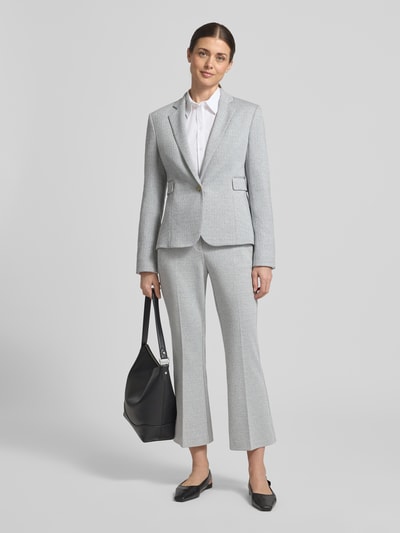 Frauenmodel trägt Shaped Fit Blazer mit Allover-Muster Modell 'JIA13A' von BOSS, Reverskragen, 1-Knopf-Verschluss, Pattentaschen, Optik:Allover-Muster, Ganzkörperansicht von vorne.