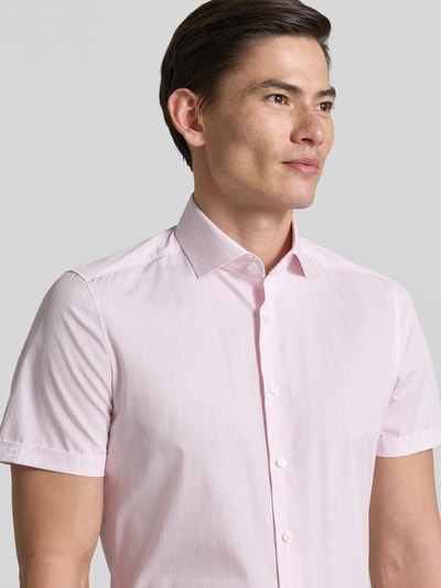 Männermodel trägt Slim Fit Business-Hemd mit Blockstreifen und Kentkragen von OLYMP Level Five, Knopfleiste, Nahaufnahme Oberkörper. Rückenlänge bei Größe 40: 85 cm, Schulterbreite: 42 cm, Ärmellänge: 22 cm.