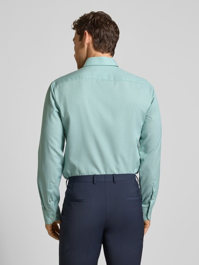 Męski model nosi Slim Fit Business Hemd aus Lyocell-Mix mit Kentkragen von ETERNA, jasnozielony kolor, długi rękaw, krój slim fit, lyocell z bawełną, długość pleców w rozmiarze 40: 81 cm, szerokość w rozmiarze 40: 44 cm, długość rękawa w rozmiarze 40: 67 cm, widok całej sylwetki z tyłu