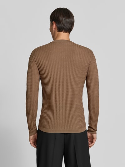 Männermodel trägt Strickpullover mit Struktur-Muster von Emporio Armani, Material-Mix mit Woll-Anteil, tailliert, Rückenansicht, Ganzkörperansicht Rückansicht.