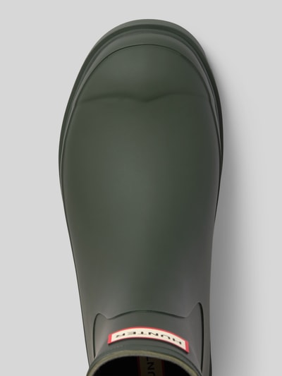 Produktfoto, Stiefel mit Logo-Detail von Hunter, kolor zielony, detal z logo, zaokrąglony krój, gładka powierzchnia, profilowana podeszwa, wysokość obcasa 3 cm w rozmiarze 40, wysokość cholewki 20 cm w rozmiarze 40, szerokość cholewki 14 cm w rozmiarze 40