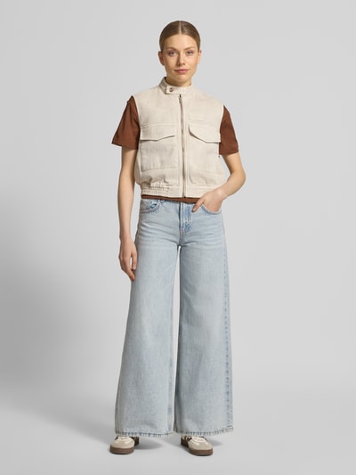 Vrouwenmodel draagt Weste mit Pattentaschen van Jake*s Casual, beige tint, wolmix met alpaca, regular fit, opstaande kraag, vooraanzicht volledige lichaamsopname.