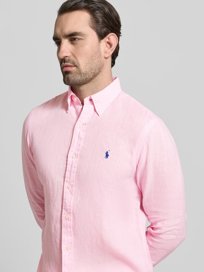 Männermodel trägt Regular Fit Freizeithemd aus reinem Leinen von Polo Ralph Lauren, Optik: Unifarben, Flammgarn, Nahaufnahme Oberkörper.