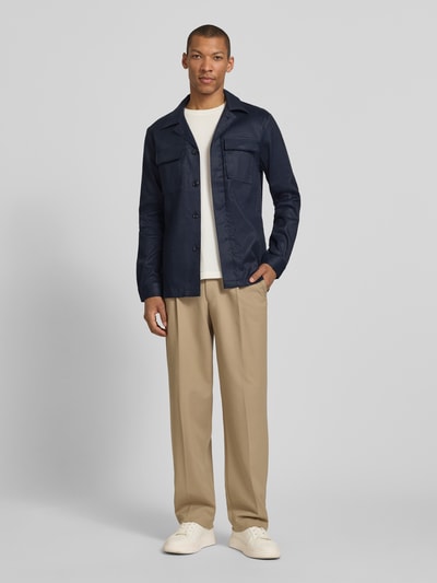 Mannelijk model draagt Regular Fit Hemdjacke aus Leinen-Mix mit Brusttaschen van Profuomo in donkerblauw, reverskraag, verborgen knoopsluiting, borstzakken, linnen-mix met katoen, ruglengte maat M 77 cm, full-body vooraanzicht.