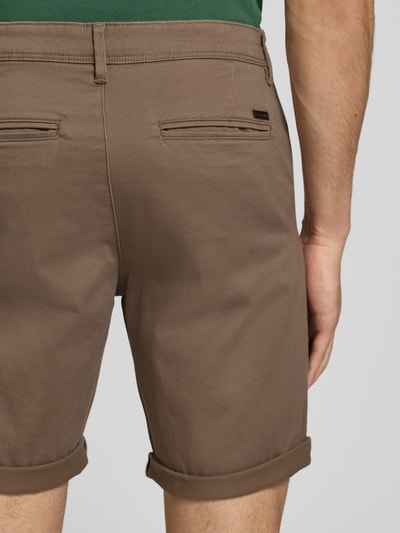 Männermodel trägt Regular Fit Shorts mit Eingrifftaschen Modell 'BOWIE' von Jack & Jones aus Baumwoll-Elasthan-Mix in Braun, Detailaufnahme Rückansicht, Herren Shorts, Umschlag, Bundweite 43 cm, Innenbeinlänge 26 cm.