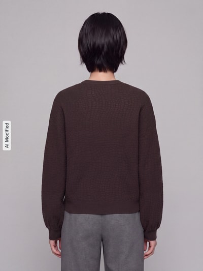 Frauenmodel trägt Regular Fit Pullover aus Viskose-Mix Modell 'NANCY' von VERO MODA in Dunkelbraun, strukturierte Oberfläche, Ganzkörperansicht Rückansicht, KI-modifiziertes Bild.