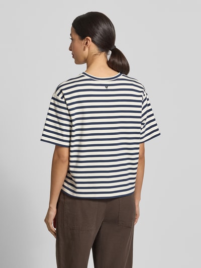 Frauenmodel trägt Regular Fit T-Shirt aus reiner Baumwolle Modell 'SABATO' von Weekend Max Mara, Optik: Unifarben, Feinripp, Floral-Stitching, Rundhals, Kurzarm, Ganzkörperansicht Rückansicht.